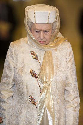 Queen Elizabeth II visits the Sheikh Zayed Grand Mosque, Abu Dhabi ...