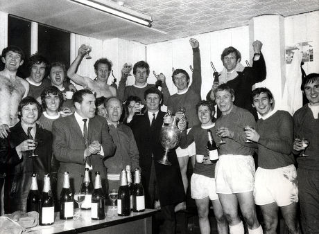 Brian Labone (died 4/06) Everton And England Footballer (in Coat Holding Trophy With Alan Ball) With The Everton Team In The Dressing Room After They Won The Ist Division Championship In The 1969/70 Season. Back Row (l-r)howard Kendall Colin Harvey A
