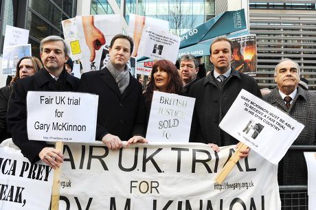 Gary Mckinnon Protest Outside The Home Office. Left To Right Chris Hume Nick Clegg Janis Sharp David Burrowes And Andrew Mackinlay Pic David Crump.15.12.09