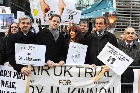 Gary Mckinnon Protest Outside The Home Office. Left To Right Chris Hume Nick Clegg Janis Sharp David Burrowes And Andrew Mackinlay Pic David Crump.15.12.09