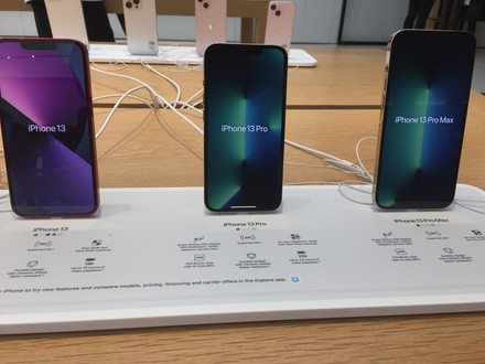 Apple IPhone 13 Shortage In Canada, Toronto - 25 Nov 2021 Stock