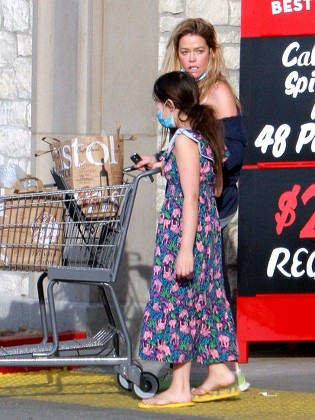 Exclusive - Denise Richards grocery shops with daughter Eloise in Woodland Hills, Los Angeles, California, USA - 26 Nov 2021