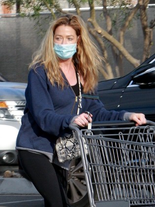 Exclusive - Denise Richards grocery shops with daughter Eloise in Woodland Hills, Los Angeles, California, USA - 26 Nov 2021