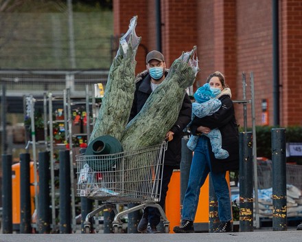 Sophie Rundle and Matt Stokoe out buying Christmas trees, UK - 10 Dec 2021