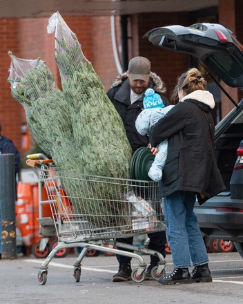 Sophie Rundle and Matt Stokoe out buying Christmas trees, UK - 10 Dec 2021