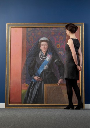 Elizabeth II painting by Norman Hutchinson, Salisbury, Wilts, UK - 25 Nov 2021