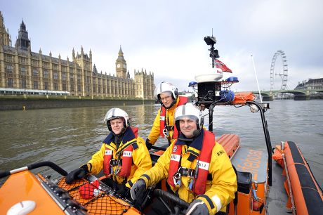 River Thames Rnli A 24hr Operation Based At Waterloo Bridge Prepare For The Busy Christmas And New Year Season. Skipper Matt Leat (l) With Colleagues Alex Maunders (steering) And Carl Schofield (rear) Pictures By Glenn Copus