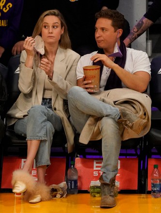 brie larson watches los angeles lakers game Stock Photos (Exclusive