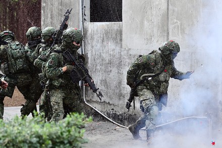 TAIWANESE MILITARY MANEUVER DURING URBAN WARFARE Foto De Stock De ...