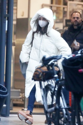 Exclusive - Emilia Clarke takes a walk in London, UK - 11 Jan 2022