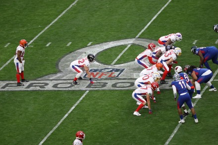 Atlanta Falcons tight end Kyle Pitts (8) runs into touch but makes the  first down against the New York Jets during an NFL International Series  game at Stock Photo - Alamy