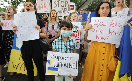 Ukraine nationals protest in front of the Russian embassy in Sri Lanka ...