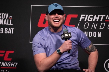 Ufc Middleweight Darren Till Interacts 