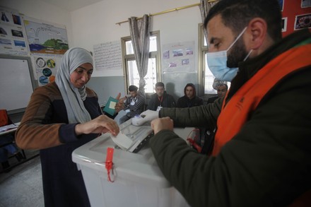 Palestinians Cast Their Votes In The Municipal Elections In Nablus ...