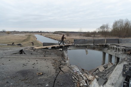 Locals Cross Destroyed Bridge Selyshche 60km Editorial Stock Photo 