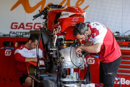 Mechanics Check Motorcycle Garage Termas De Editorial Stock Photo