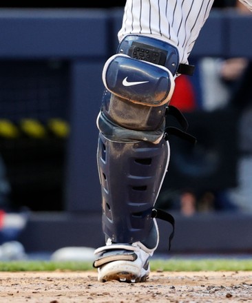 kyle higashioka catchers mitt