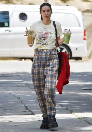 Scout Willis seen grabbing smoothies, Los Angeles, California, USA - 22 Apr 2022