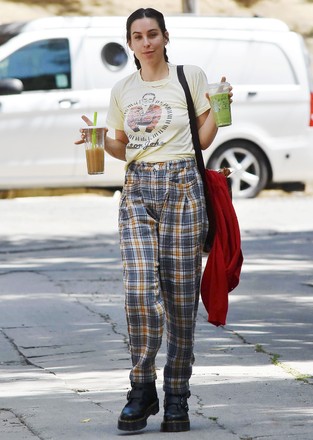Scout Willis seen grabbing smoothies, Los Angeles, California, USA - 22 Apr 2022
