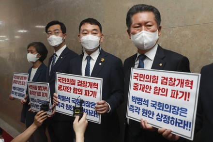 Legislation on depriving prosecution of investigative power in South Korea, Seoul - 25 Apr 2022