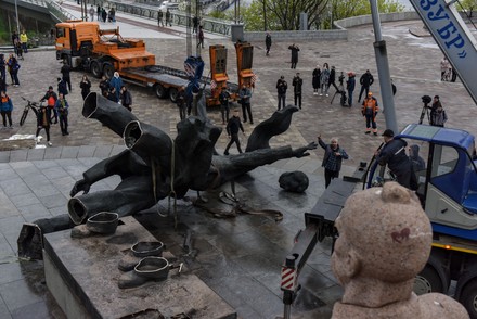Dismantling of the Monument of Friendship in Kyiv amid the Russian invasion of Ukraine - 26 Apr 2022