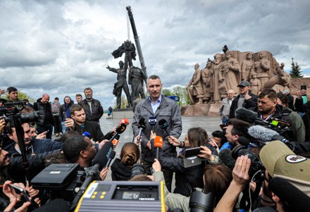 Kyiv dismantles monument symbol of Russia- Ukraine friendship in Kyiv, Ukraine - 26 Apr 2022