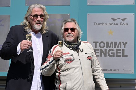 Keyboardist Jürgen Fritz and singer Tommy Engel at the press event for his 10th anniversary as a solo artist with the unveiling of his honor roll on the Wall of Fame at the Theater am Tanzbrunnen in Cologne./Keyboardist Jürgen Fritz and singer Tommy Engel at the press event for his 10th anniversary as a solo artist with the unveiling of his honorary plaque on the Wall of Fame at the Theater am Tanzbrunnen in Cologne.