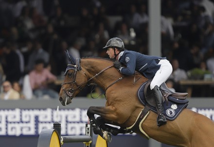 British Jockey Ben Maher Riding Faltic Foto stock editorial