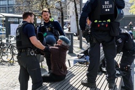 3,000 Immigration Ban Protest Stock Pictures, Editorial Images And ...