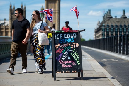 Warm weather in the capital, LONDON, UK - 17 May 2022