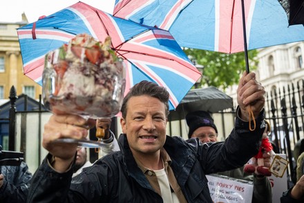 Jamie Oliver's 'Eton Mess' protest outside Downing Street, LONDON, UK - 20 May 2022