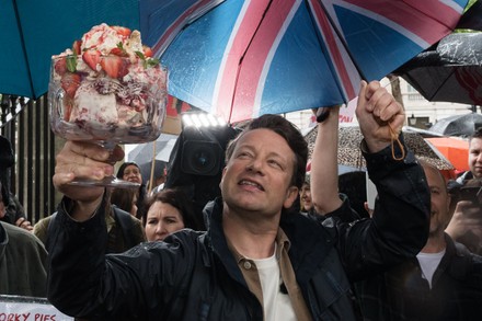 Jamie Oliver's 'Eton Mess' protest, London, UK - 20 May 2022