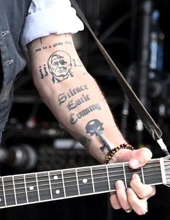 johnny depp hand tattoos