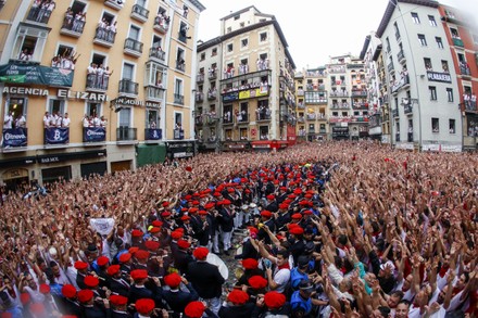 Revellers Surround Orchestra Performing Biribilketa De Editorial Stock ...