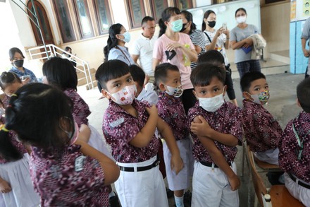 2,000 Children in queue Stock Pictures, Editorial Images and Stock ...