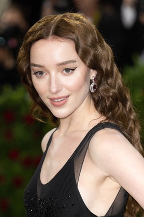 Phoebe Dynevor's new brunette hair the Met Gala 2022