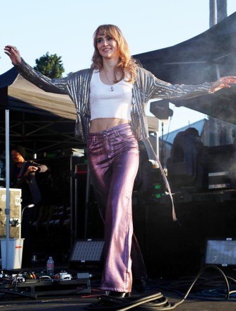 suki waterhouse concert hollywood forever cemetery los Stock Photos ...