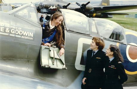 Carolyn Grace The Only Woman At Present Flying A Spitfire With Two Ex Spitfire Pilots Of The Ata (air Transport Auxiliary) Joy Lofthouse And Diana Barato Walker At A Reunion At Raf Lynham.