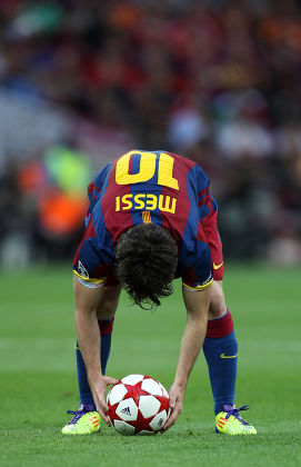 Hình ảnh Messi với cú sút uy lực đầy bản năng sẽ khiến bạn phải trầm trồ và suýt nữa là gục ngã trước sức mạnh của siêu sao này. Hãy cùng tận hưởng những khoảnh khắc này ngay thôi.