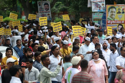 AAP Workers Protest Outside BJP Headquarters Over CBI Raids On Delhi ...