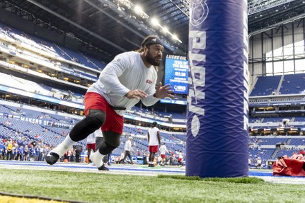 Vita Vea photobombs with embarrassing struggle to get out of his