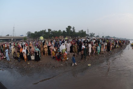 Pakistani Devotees Gather With Symbolic Paper Boats An Offering To Muslim Saint Sheikh Abdul