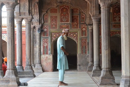 Photographers exploring during Chiniot Heritage Through Lens Photo Walk ...