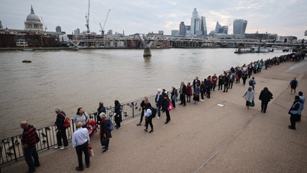 People Queue View Queen Elizabeth Ii Editorial Stock Photo - Stock ...