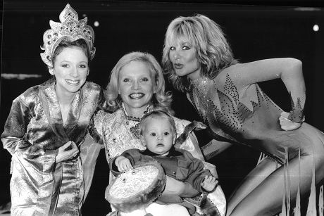 Lena Zavaroni Who Plays The Princess In Aladdin At The Wimbledon Theatre With Sandra Dickinson And Her Daughter Georgia - 1985 - Jilly Johnson