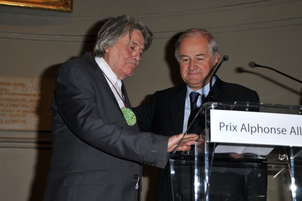 Photo : Gâteau D'anniversaire pour Jean-Pierre Mocky lors de la remise du  prix Alphonse-Allais 2013 à la Société d'encouragement pour l'industrie  nationale à Paris le 2 decembre 2013 - Purepeople