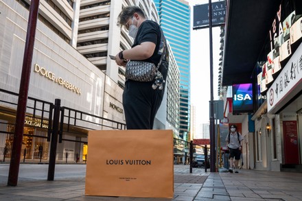ASIAN SHOPPERS BUY LOUIS VUITTON PRODUCTS Editorial Photography