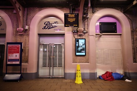 750 Charing cross station Stock Pictures, Editorial Images and Stock