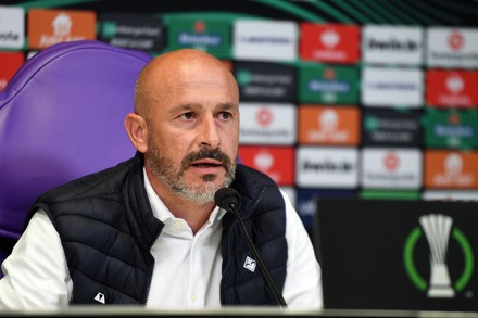 Vincenzo Italiano coach of ACF Fiorentina looks on during the Serie A 2021/ 2022 football match between ACF Fiorentina and Venezia FC at Artemio Franch  Stock Photo - Alamy