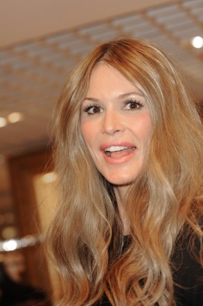 Australian Supermodel Elle Mcpherson Poses Presenting Editorial Stock